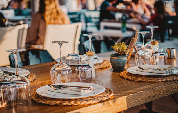 well set restaurant table